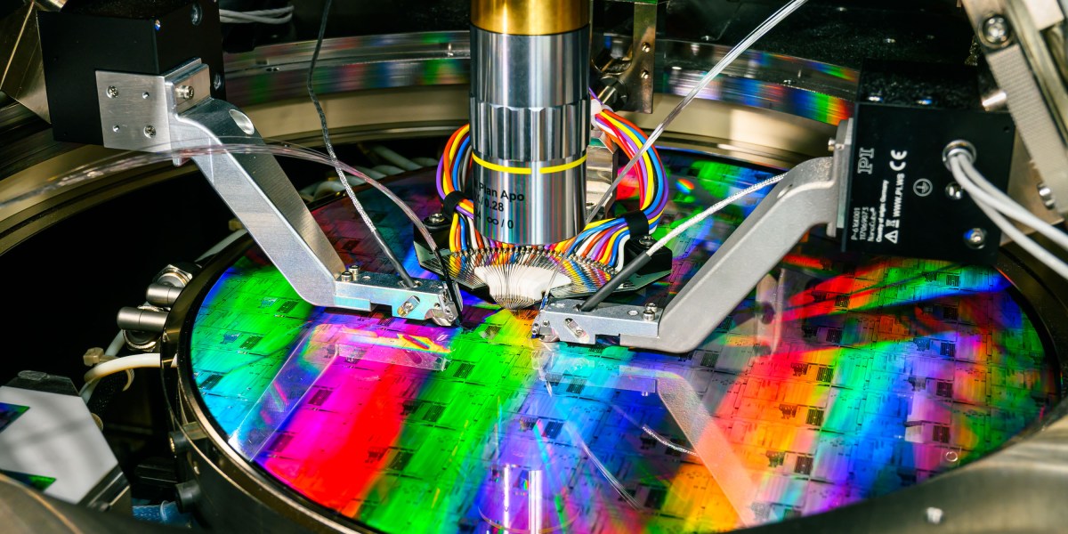 A profile of PsiQuantum, which raised $1B in 2025, is building a quantum computer with photonic chips made by GlobalFoundries and is closely monitored by DARPA