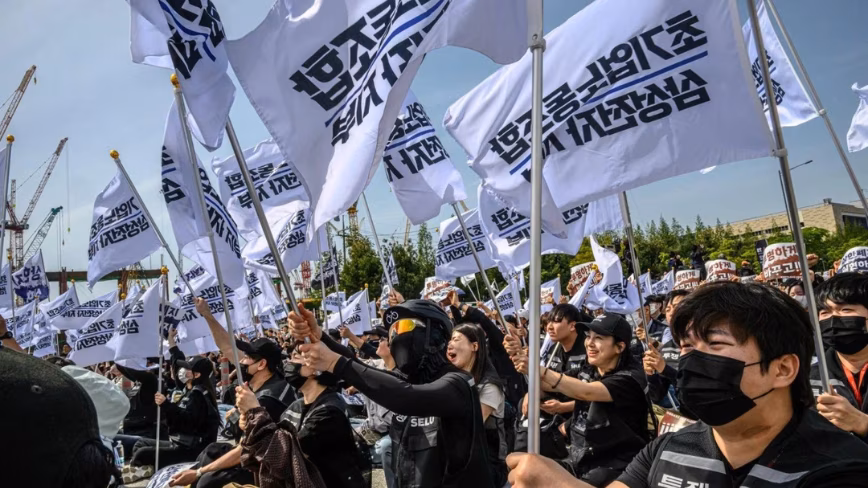 A profile of Samsung union leader Choi Seung-ho, who helped win a ~$26B bonus package for chip employees, as he tries to resolve the rift over bonus gaps