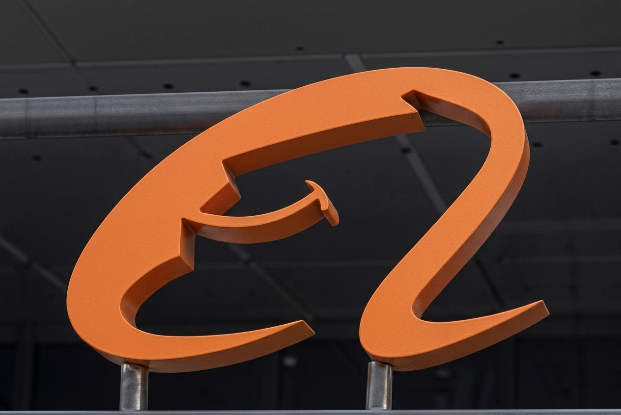 Alibaba's Hong Kong stock closed down 4.43% after Anthropic accused Alibaba of "illicitly" accessing its AI models, down 36.24% YTD; Xiaomi and Baidu fell ~2%