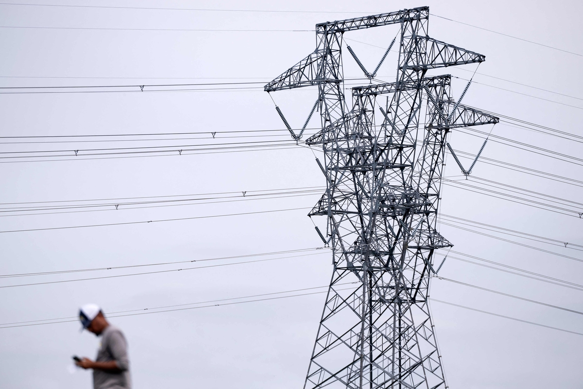 An analysis of 60 of the largest planned US data centers: they could together produce 101.5M tons of CO2 per year, or ~7% of US power sector emissions in 2025
