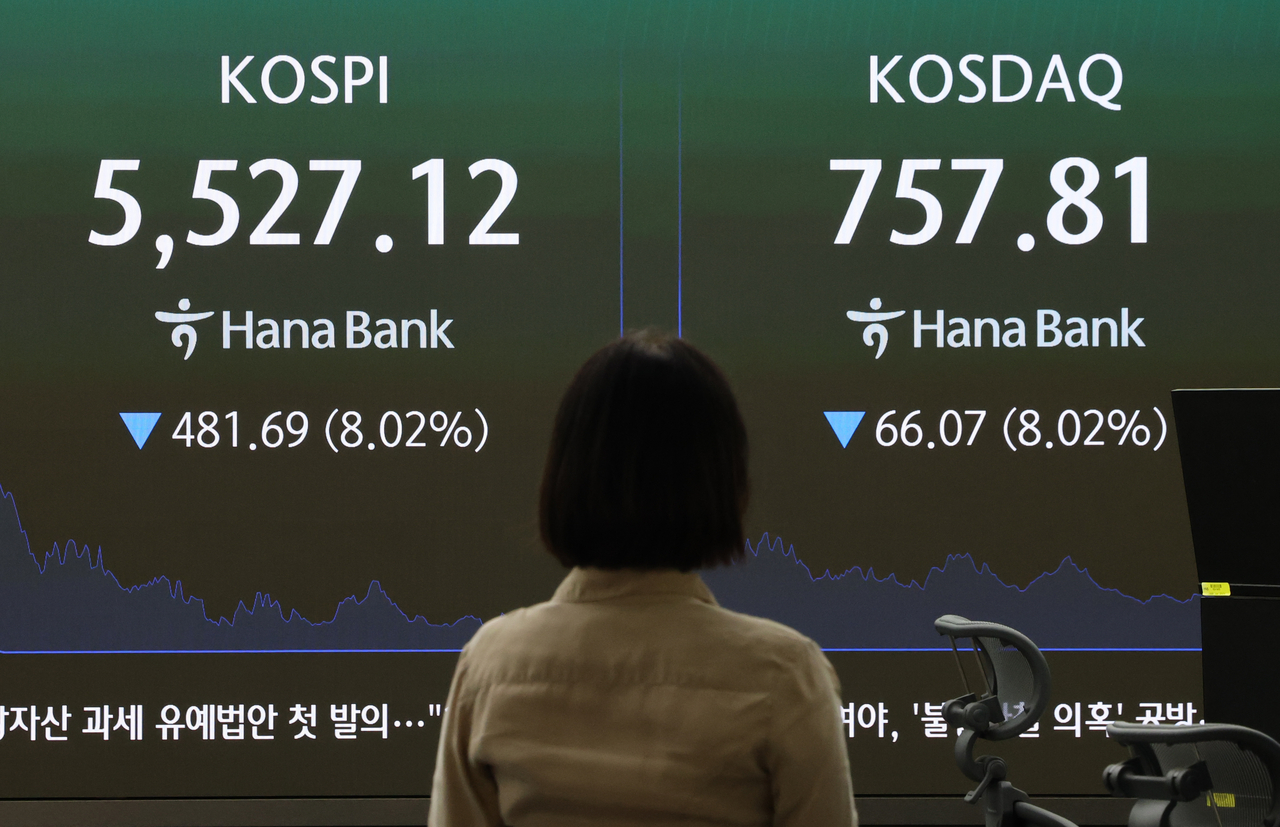 Asian chipmakers extend Wall Street losses as US Fed rate hike fears and AI funding worries mount; SK Hynix falls 10%+ on the KRX, while Samsung drops ~10%