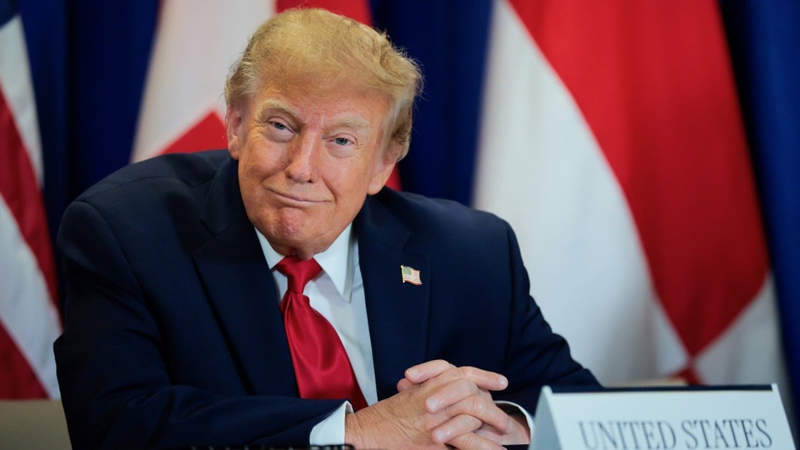 President Trump signs an executive order requiring federal government agencies to refer to AI as "Super Intelligence" or "SI" in all official communications