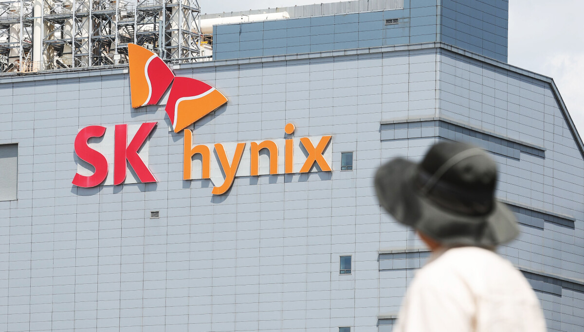 SK Hynix strikes an agreement with its union to pay out half of all profit-sharing bonuses in cash, replacing a previously proposed 40-60 cash-stock split