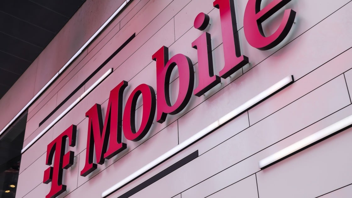 Verizon closed down 8.75%, its worst day since 2002, while T-Mobile fell 13.27% and AT&T 9.81% after SpaceX announced a nationwide spectrum deal on Thursday