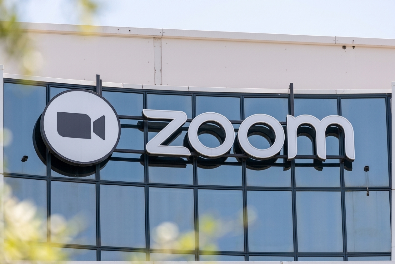 Zoom reports Q1 revenue up 5.5% YoY to $1.24B, vs. $1.22B est., AI Companion paid users up 184%, forecasts FY 2027 revenue above est.; ZM jumps 8%+ after hours